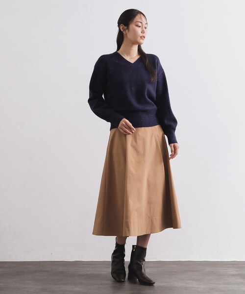 OPAQUE.CLIP(オペークドットクリップ)の「Vネックラメニット【洗濯機OK】(ニット/セーター・レディース・グレー/レッド系1/ネイビー・40/38)」の7枚目の写真