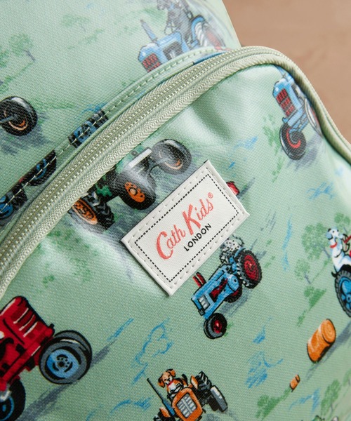 Cath Kidston（キャスキッドソン）の「キッズ クラシック ラージ バックパック Vintage Tractors（バックパック/リュック・キッズ・その他・FREE）」の3枚目の写真