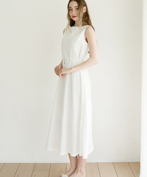 SLOWLOLLI（スローローリ）の「Belted pintuck long sleeveless dress_3 Colors（ワンピース・レディース・スカイブルー/ブラック/アイボリー・FREE）」の6枚目の写真
