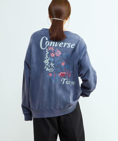 CONVERSE TOKYO（コンバーストウキョウ）の「BACK FLOWER PRINT SWEAT（スウェット・レディース・ブルー/レッド/スミクロ/パープル・SMALL/MEDIUM）」の17枚目の写真