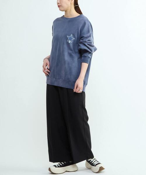 CONVERSE TOKYO（コンバーストウキョウ）の「BACK FLOWER PRINT SWEAT（スウェット・レディース・ブルー/レッド/スミクロ/パープル・SMALL/MEDIUM）」の18枚目の写真