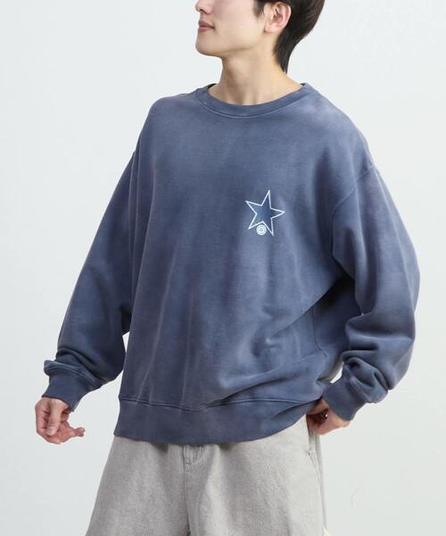 CONVERSE TOKYO（コンバーストウキョウ）の「BACK FLOWER PRINT SWEAT（スウェット・レディース・ブルー/レッド/スミクロ/パープル・SMALL/MEDIUM）」の5枚目の写真