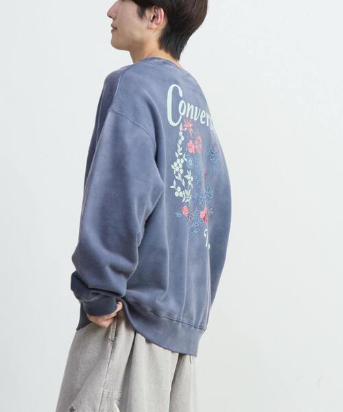 CONVERSE TOKYO（コンバーストウキョウ）の「BACK FLOWER PRINT SWEAT（スウェット・レディース・ブルー/レッド/スミクロ/パープル・SMALL/MEDIUM）」の6枚目の写真