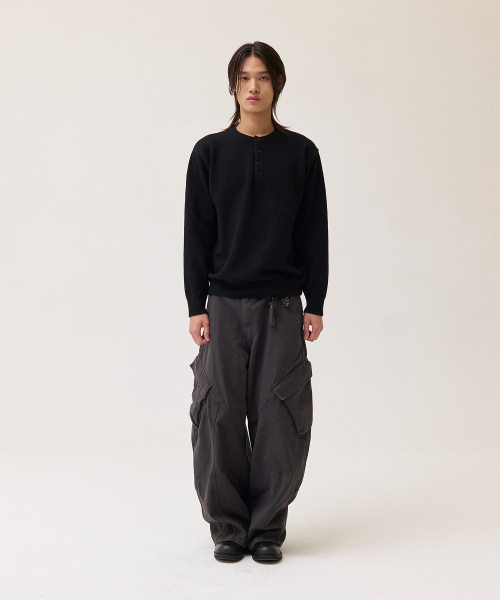 AKECII(アケシ)の「マルク ヘンリーネック ニット_ブラック(ニット/セーター・メンズ・その他・ONE SIZE)」の4枚目の写真
