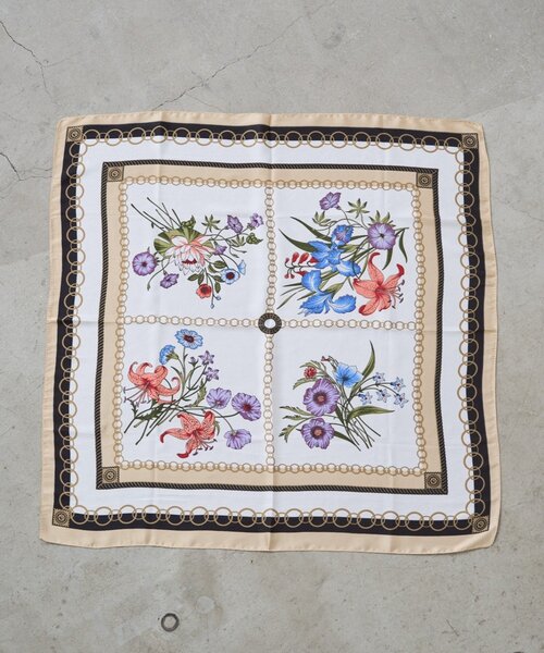 LOUNGEDRESS（ラウンジドレス）の「【GALENA/ガレナ】クラシックフラワースカーフ（バンダナ/スカーフ・レディース・レッド/ベージュ・FREE）」の3枚目の写真