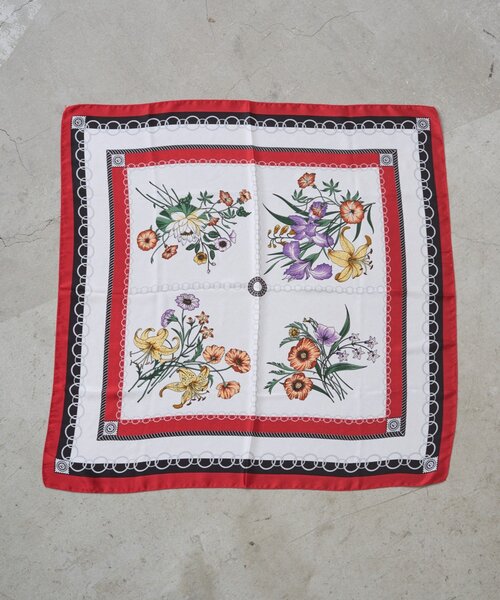 LOUNGEDRESS（ラウンジドレス）の「【GALENA/ガレナ】クラシックフラワースカーフ（バンダナ/スカーフ・レディース・レッド/ベージュ・FREE）」の4枚目の写真