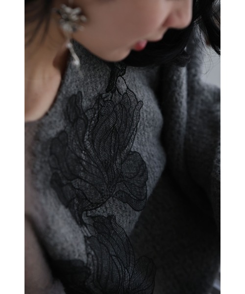 cawaii（カワイイ）の「ぐるりと囲む黒花レースのニットプルオーバートップス（ニット/セーター・レディース・グレー・FREE）」の2枚目の写真