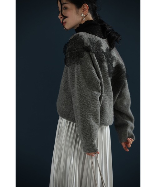 cawaii（カワイイ）の「ぐるりと囲む黒花レースのニットプルオーバートップス（ニット/セーター・レディース・グレー・FREE）」の3枚目の写真