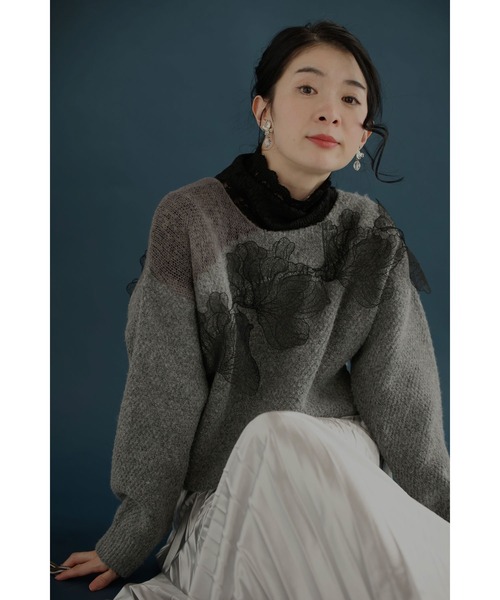 cawaii（カワイイ）の「ぐるりと囲む黒花レースのニットプルオーバートップス（ニット/セーター・レディース・グレー・FREE）」の4枚目の写真
