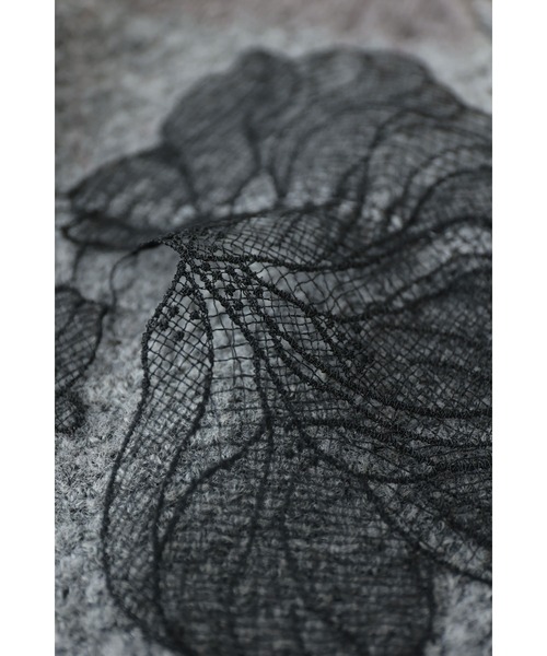 cawaii（カワイイ）の「ぐるりと囲む黒花レースのニットプルオーバートップス（ニット/セーター・レディース・グレー・FREE）」の6枚目の写真