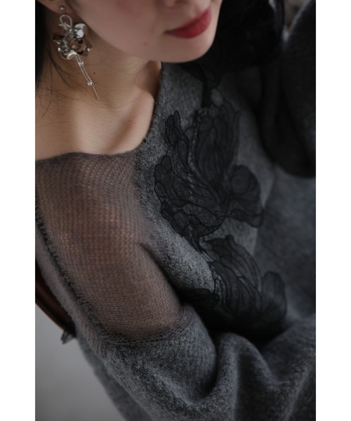 cawaii（カワイイ）の「ぐるりと囲む黒花レースのニットプルオーバートップス（ニット/セーター・レディース・グレー・FREE）」の7枚目の写真