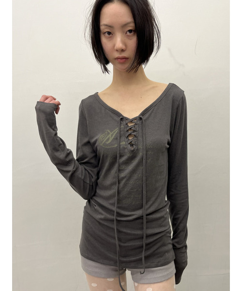 A FEW COMMENTS(アフューコメンツ)の「ペイルプリントレースアップロングスリーブトップ CHARCOAL(Tシャツ/カットソー・レディース・その他・FREE)」の3枚目の写真