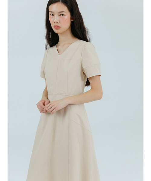 ETMON(エトモン)の「Curved V-Neck Dress, Beige(ワンピース・レディース・その他・S/M)」の1枚目の写真