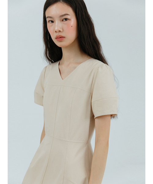 ETMON(エトモン)の「Curved V-Neck Dress, Beige(ワンピース・レディース・その他・S/M)」の2枚目の写真