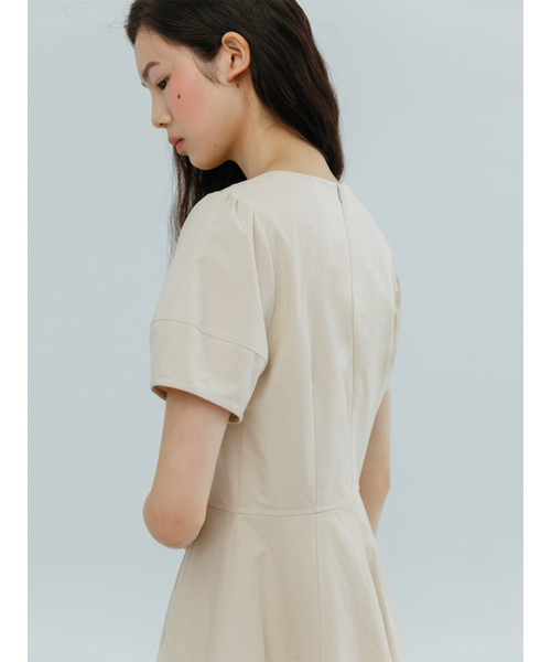 ETMON(エトモン)の「Curved V-Neck Dress, Beige(ワンピース・レディース・その他・S/M)」の3枚目の写真