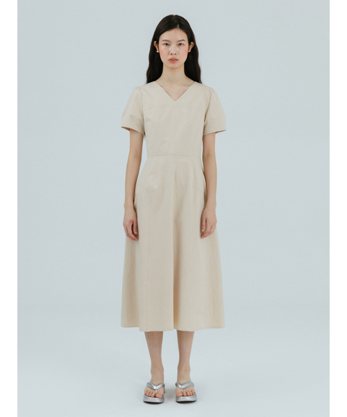 ETMON(エトモン)の「Curved V-Neck Dress, Beige(ワンピース・レディース・その他・S/M)」の4枚目の写真