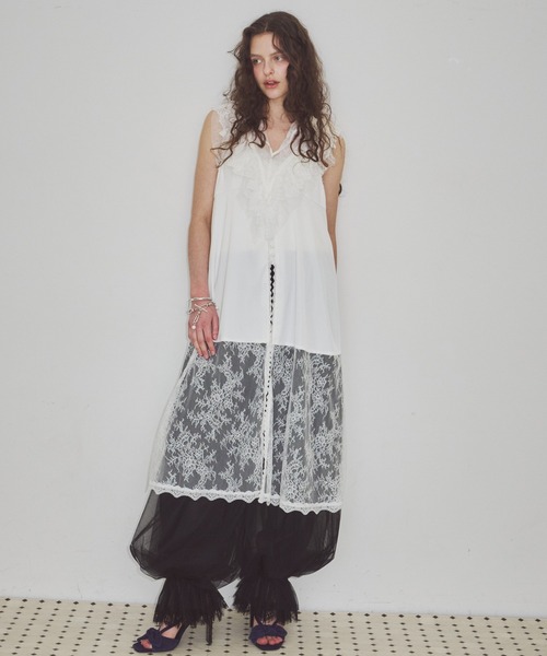 LA BELLE ETUDE(ラベルエチュード)の「ボタンディテールサテンレースキャミチュニック(シャツ/ブラウス・レディース・ホワイト/ブラック・FREE)」の1枚目の写真