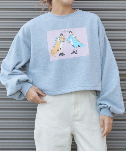 spiritoso(スピリトーゾ)の「怪獣カップルプリントクロップドトップス(スウェット・レディース・ピンク/オリーブ/杢グレー・FREE)」の1枚目の写真