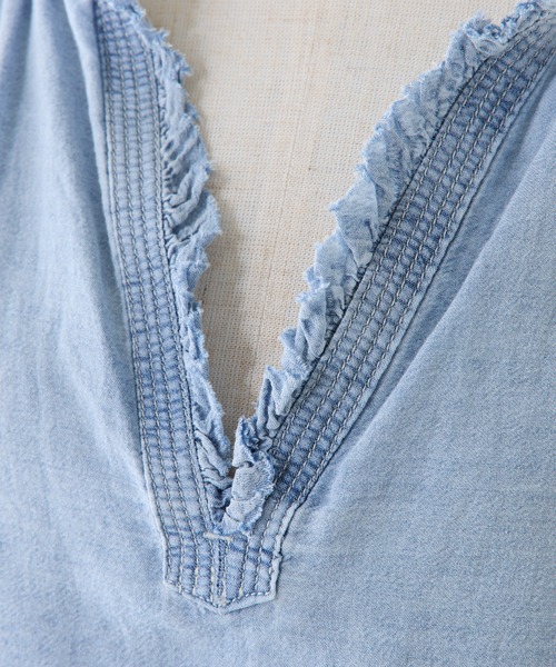 PUAL CE CIN（ピュアルセシン）の「襟元フリルシアーデニムブラウス（シャツ/ブラウス・レディース・インディゴブルー/ブルー・FREE）」の16枚目の写真