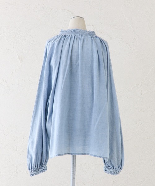 PUAL CE CIN（ピュアルセシン）の「襟元フリルシアーデニムブラウス（シャツ/ブラウス・レディース・インディゴブルー/ブルー・FREE）」の14枚目の写真
