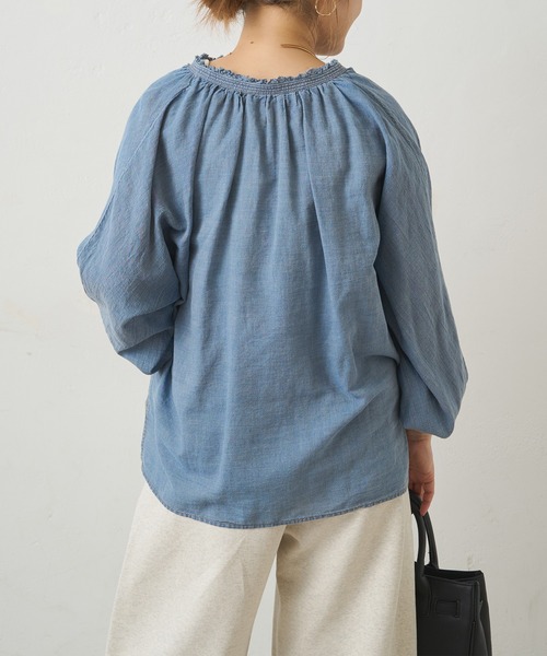 PUAL CE CIN（ピュアルセシン）の「襟元フリルシアーデニムブラウス（シャツ/ブラウス・レディース・インディゴブルー/ブルー・FREE）」の3枚目の写真