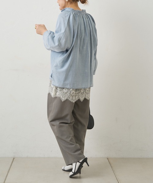 PUAL CE CIN（ピュアルセシン）の「襟元フリルシアーデニムブラウス（シャツ/ブラウス・レディース・インディゴブルー/ブルー・FREE）」の9枚目の写真