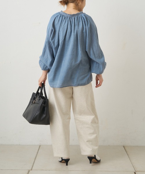 PUAL CE CIN（ピュアルセシン）の「襟元フリルシアーデニムブラウス（シャツ/ブラウス・レディース・インディゴブルー/ブルー・FREE）」の22枚目の写真