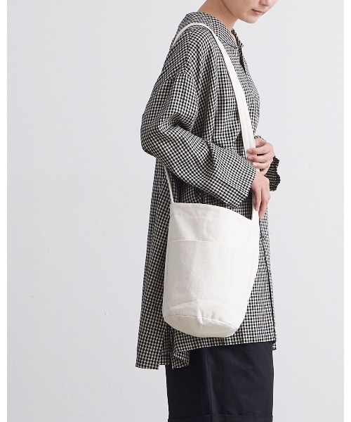 pouto(ポウト)の「【 pouto / ポウト 】 CANVAS BUCKET SHOULDER BAG / キャンバスバケットショルダーバッグ PO-015 DLI(トートバッグ・レディース・レッド/グレー/ナチュラル/ブルー/ブラック・FREE)」の3枚目の写真