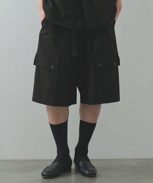 UJOH（ウジョー）の「【UJOH HOMME/ウジョー】2×4 Cargo Pocket Half PNT（その他パンツ・メンズ・グレー/ブラック/ブラウン・4/5）」の2枚目の写真