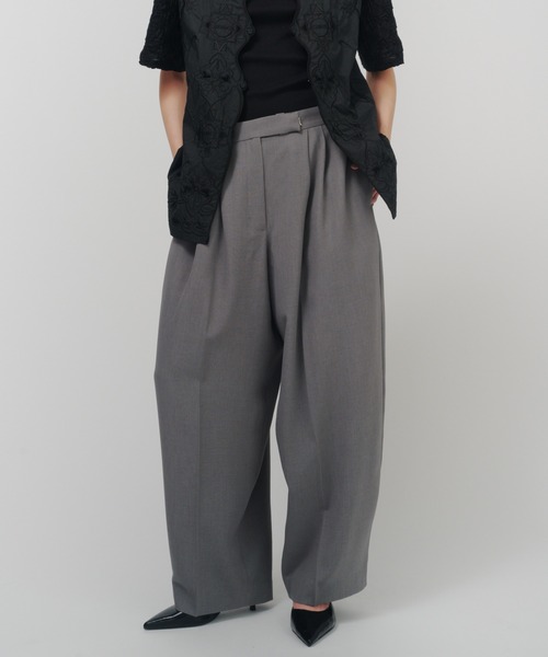 THINGS THAT MATTER(シングス ザット マター)の「RELAX CURVE PANTS / リラックス カーブ パンツ / ZOZOTOWN限定商品(スラックス・レディース・ブラウン/グレー/ブラック・1/2)」の2枚目の写真