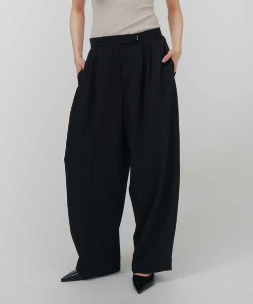 THINGS THAT MATTER(シングス ザット マター)の「RELAX CURVE PANTS / リラックス カーブ パンツ / ZOZOTOWN限定商品(スラックス・レディース・ブラウン/グレー/ブラック・1/2)」の1枚目の写真