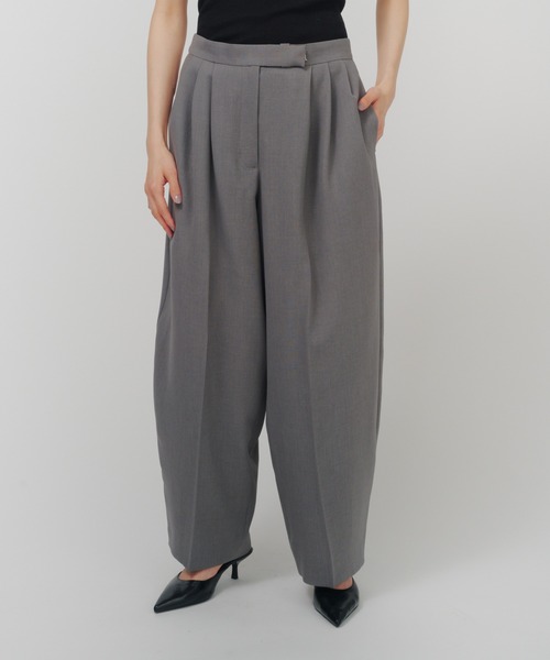 THINGS THAT MATTER(シングス ザット マター)の「RELAX CURVE PANTS / リラックス カーブ パンツ / ZOZOTOWN限定商品(スラックス・レディース・ブラウン/グレー/ブラック・1/2)」の7枚目の写真