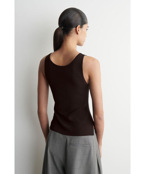 COS（コス）の「ニットスクープネック タンクトップ（タンクトップ・レディース・ブラウン・L/M/S/XS）」の3枚目の写真