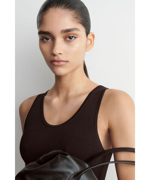 COS（コス）の「ニットスクープネック タンクトップ（タンクトップ・レディース・ブラウン・L/M/S/XS）」の4枚目の写真