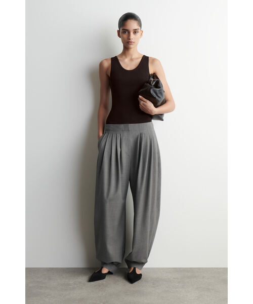 COS（コス）の「ニットスクープネック タンクトップ（タンクトップ・レディース・ブラウン・L/M/S/XS）」の5枚目の写真