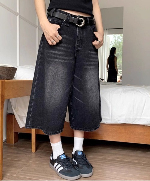 &soiree(アンドソワレ)の「ヴィンテージ風ウォッシュデニムハーフワイドパンツ(デニムパンツ・レディース・ブルー/ブラック/ライトブルー/インディゴブルー・SMALL/MEDIUM/LARGE/X-LARGE/X-SMALL)」の1枚目の写真