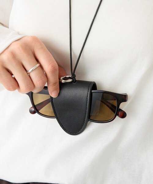 RIVE DROITE（リヴドロワ）の「【利便性抜群】グラスレザーホルダー（ネックレス・レディース・ブラック・FREE）」の2枚目の写真