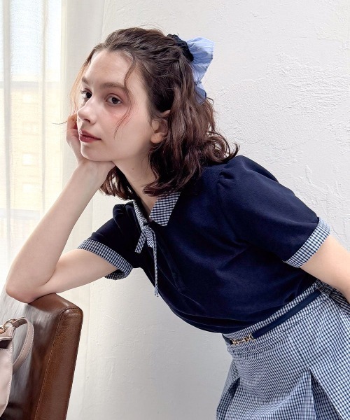 F i.n.t(フィント)の「【セットアップ対応】チェック使いリボンタイ付きポロシャツ/fint フィント(ポロシャツ・レディース・ホワイト×ブラウン/ネイビー・FREE)」の1枚目の写真