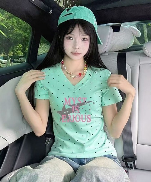 AsheKsha(アシクシャ)の「Vネックのドット柄半袖トップス(Tシャツ/カットソー・レディース・グリーン/ホワイト・M)」の2枚目の写真