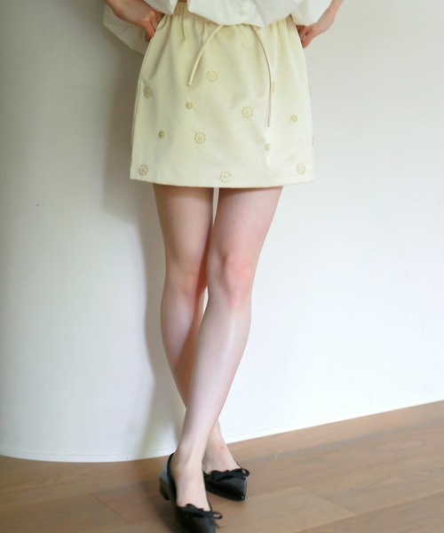 mic by Olu.(ミックバイオルドット)の「< ZOZOTOWN限定 >サテンビジュースカート(デニムスカート・レディース・アイボリー/ブラック・FREE)」の4枚目の写真
