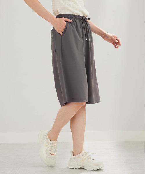 BELLUNA PLUS(ベルーナ)の「ヒンヤリ爽快!ゆったりハーフパンツ(その他パンツ・レディース・チャコール/サックスブルー・X-LARGE/MEDIUM/LARGE)」の5枚目の写真