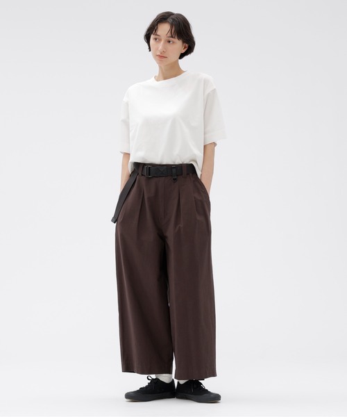 MHL.(エムエイチエル)の「LIGHTWEIGHT COTTON NYLON TWILL(その他パンツ・レディース・ボルドー/ブラック・1/0/3/2)」の2枚目の写真