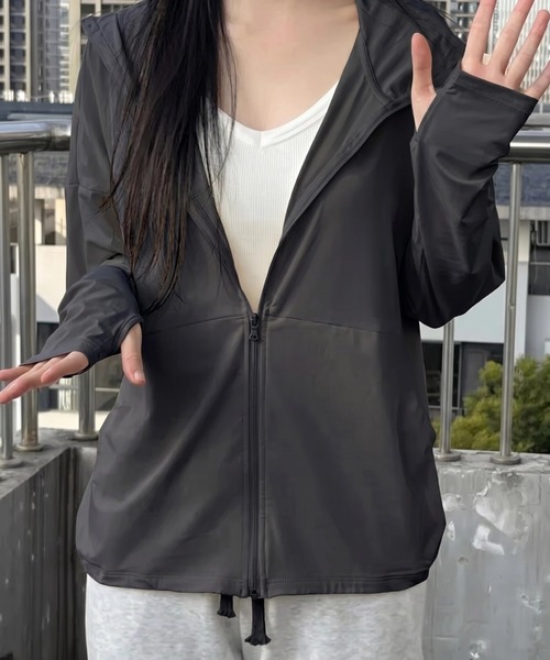 yuue' ( wear )（ユーイ）の「指穴付きラッシュガード長袖パーカー/UVカットフーディー（パーカー・レディース・ブラック/グレー/ホワイト・FREE）」の8枚目の写真