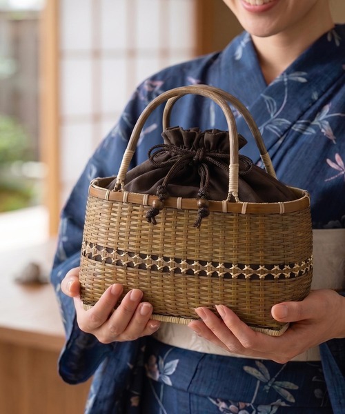 sankyo shokai(サンキョウショウカイ)の「かごバッグ 竹製 巾着(かごバッグ・レディース・ライトブラウン/ダークブラウン・FREE)」の2枚目の写真