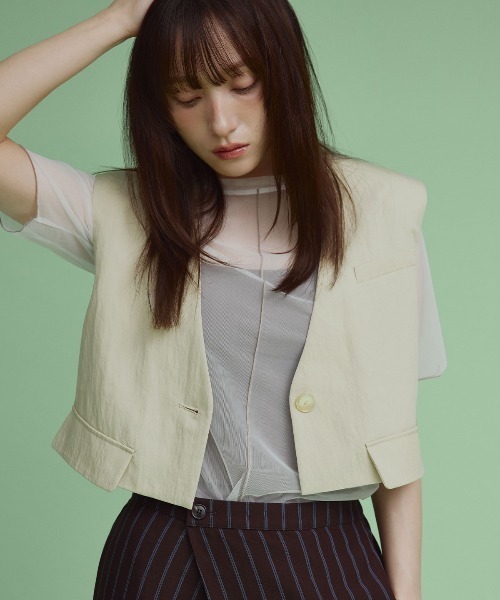 W:Huku（フーク）の「【W:Huku / ドライタッチツイル】ノーカラー ショート ベスト / Dry-Touch Twill No-Collar Short Vest（ベスト・レディース・ブラック/ベージュ・FREE）」の2枚目の写真