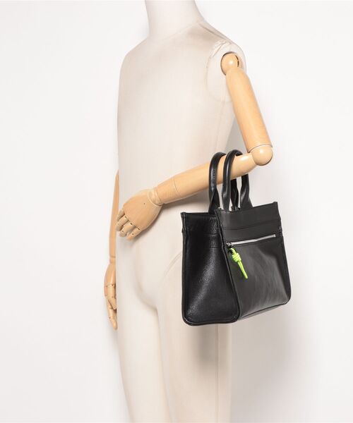 MANIUNO(マニウノ)の「MANIUNO(マニウノ) Oil leather レザースクエアミニトート(M)(トートバッグ・メンズ・ネイビー/ブラック・FREE)」の3枚目の写真