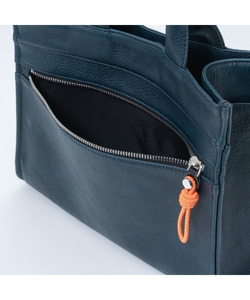 MANIUNO(マニウノ)の「MANIUNO(マニウノ) Oil leather レザースクエアミニトート(M)(トートバッグ・メンズ・ネイビー/ブラック・FREE)」の12枚目の写真