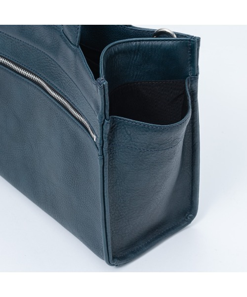MANIUNO(マニウノ)の「MANIUNO(マニウノ) Oil leather レザースクエアミニトート(M)(トートバッグ・メンズ・ネイビー/ブラック・FREE)」の17枚目の写真