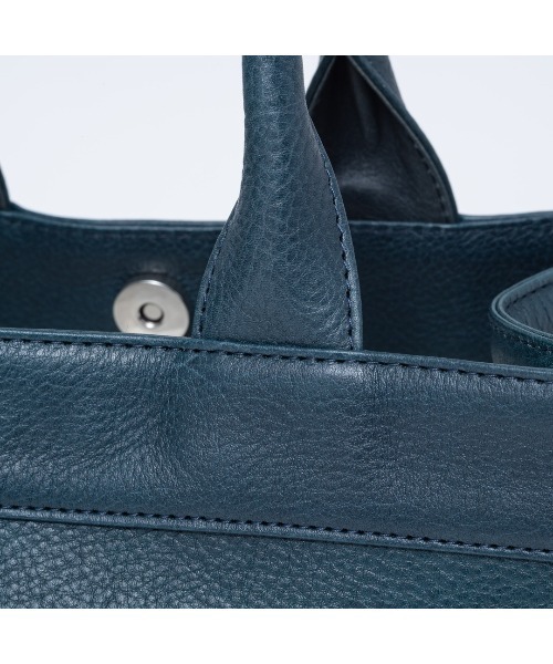MANIUNO(マニウノ)の「MANIUNO(マニウノ) Oil leather レザースクエアミニトート(M)(トートバッグ・メンズ・ネイビー/ブラック・FREE)」の19枚目の写真