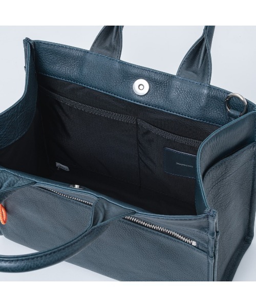 MANIUNO(マニウノ)の「MANIUNO(マニウノ) Oil leather レザースクエアミニトート(M)(トートバッグ・メンズ・ネイビー/ブラック・FREE)」の13枚目の写真